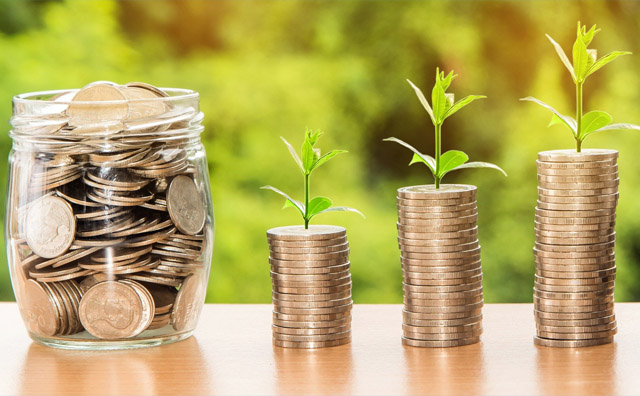 pieniądze z oszczędności w słoiku